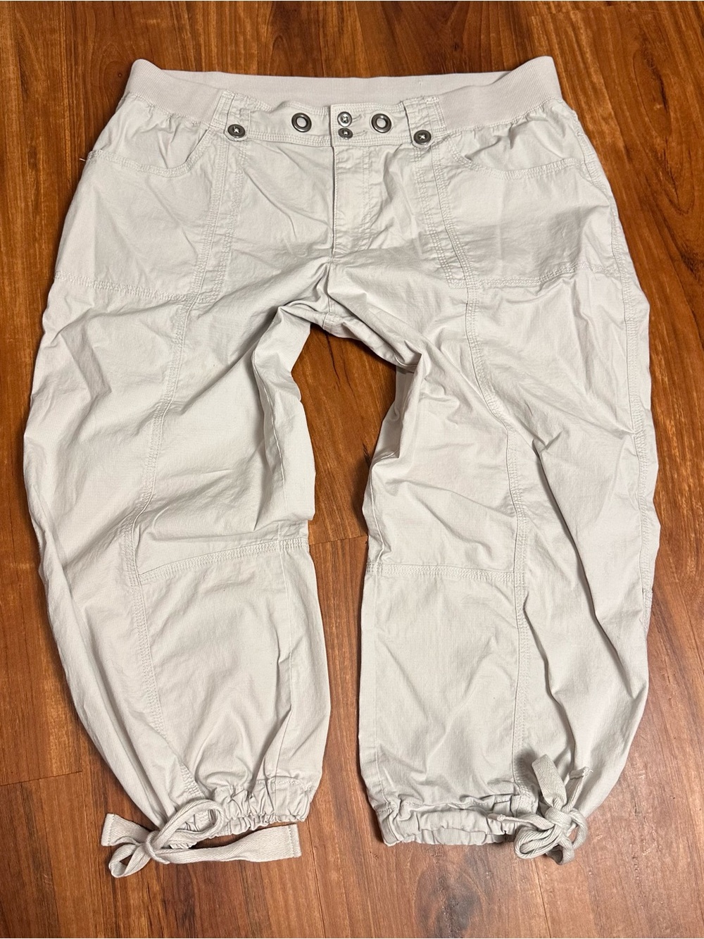 Christopher & Banks Stone Y2K cargo capris 🤍